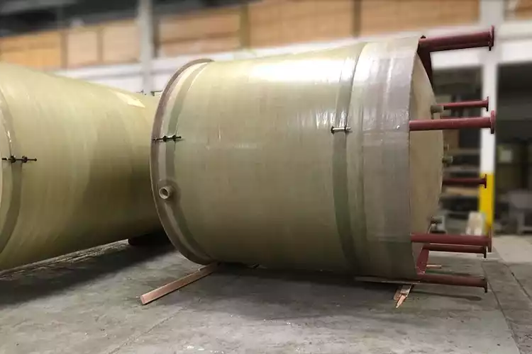 Ёмкость для соляной кислоты на ножках